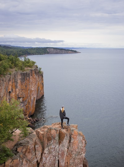 白天站在悬崖上靠近水体的女人